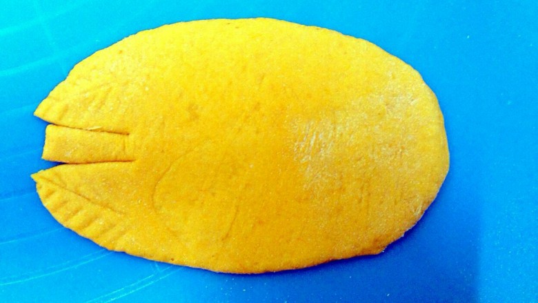 豆沙苹果,把面皮翻过来