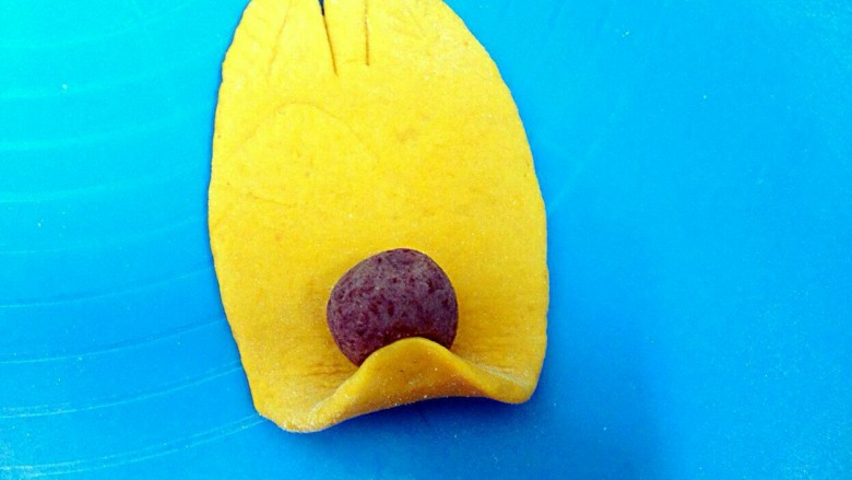 豆沙苹果,取适量<a style='color:red;display:inline-block;' href='/shicai/ 6517'>豆沙</a>开始卷