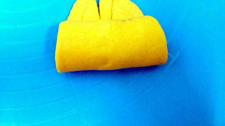 豆沙苹果,卷到叶子旁边