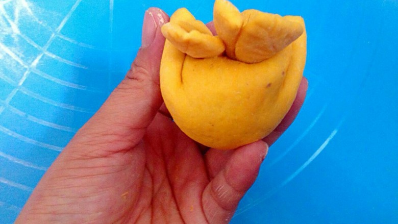 豆沙苹果,用手向后收