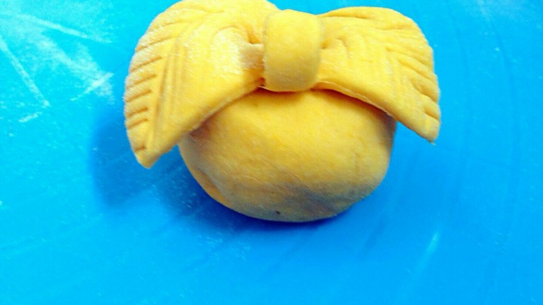 豆沙苹果,捏紧接口整理一下叶子跟把苹果做好了