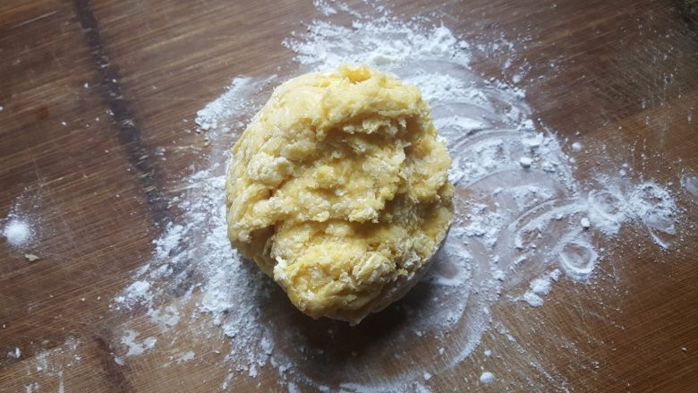 蛋黄沙琪玛,3.揉成面团后,转移到铺有面粉的案板上。