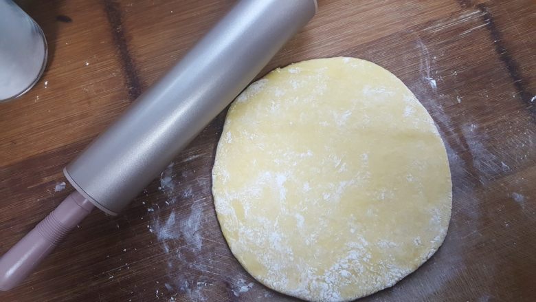 蛋黄沙琪玛,5.醒发好后,用手大概把面团压扁。