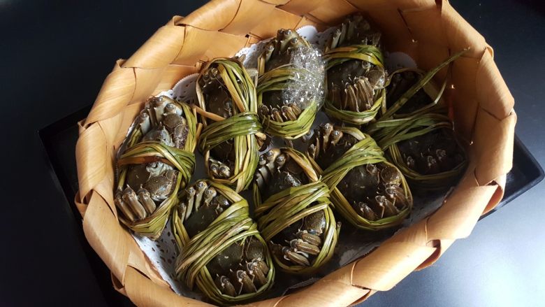 清蒸大闸蟹,2.如果改天吃的话,放在可透气的草篮中,放入冰箱冷藏。(这是个临时保鲜的办法,还是要尽快使用哦)