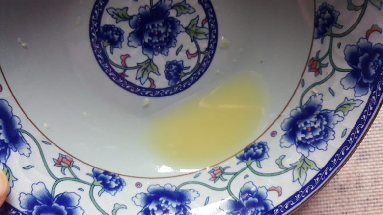 清蒸大闸蟹,6.螃蟹的同时,我们来做一个蘸汁,姜搓成姜末后取姜汁。(姜汁可去寒)