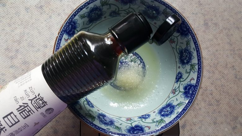 清蒸大闸蟹,7.加入五谷酱油,也可以用生抽代替。