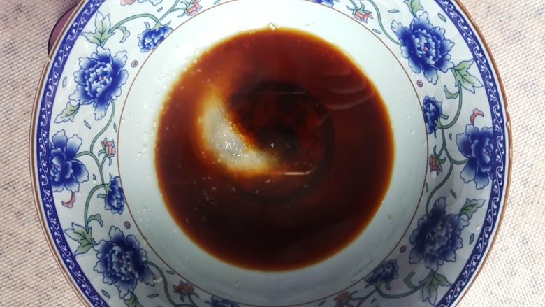 清蒸大闸蟹,8.加入适量的白糖,我喜欢稍微甜一些,可按照自己的口味来调配。