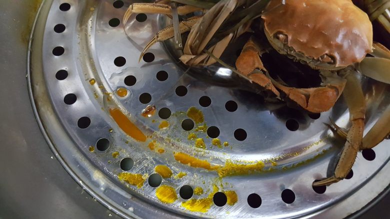 清蒸大闸蟹,11.蟹黄和蟹油流出来好多,螃蟹很肥美。