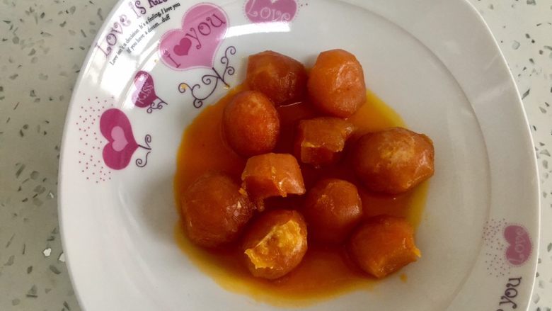 金沙奶黄馅的巧克力月饼,熟了以后会有好多油,晾凉。