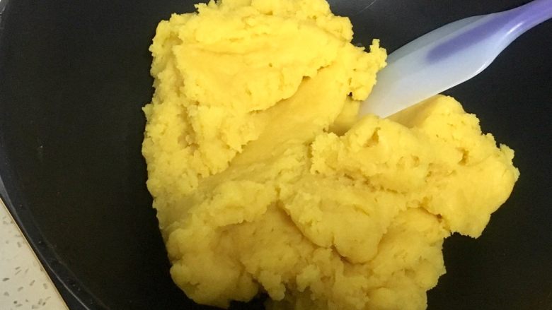 金沙奶黄馅的巧克力月饼,小火不停的翻炒,炒干成团,出锅晾凉备用。