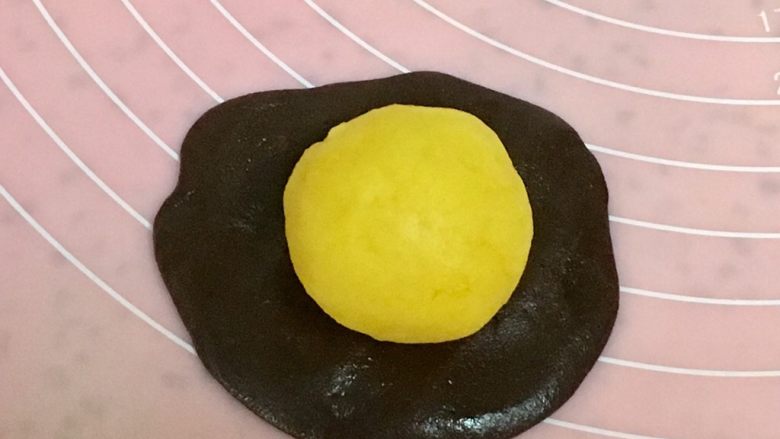 金沙奶黄馅的巧克力月饼,称重20克一个的巧克力面团,压扁,包一个馅料。