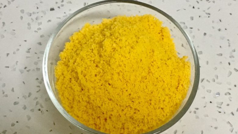 金沙奶黄馅的巧克力月饼,过筛完成是很漂亮的,就是过程太艰辛,不过弄到这一步,馅就算是成功了一大半了。