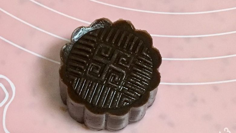 金沙奶黄馅的巧克力月饼,放入50克的模具里,轻轻一压,特好脱模,做了一半的时候,开始预热烤箱170度。