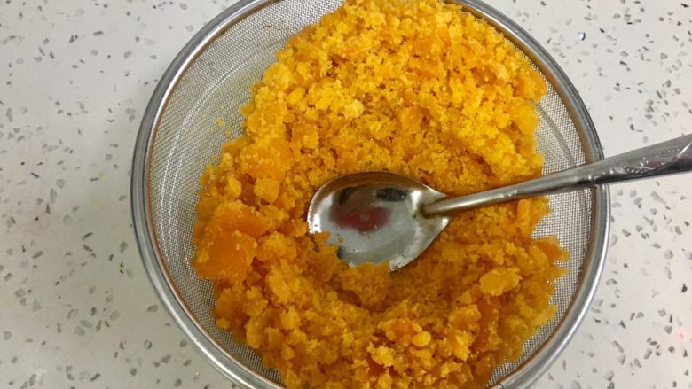 金沙奶黄馅的巧克力月饼,过筛,用勺子协助一下比较好弄,不然想死的心都有。