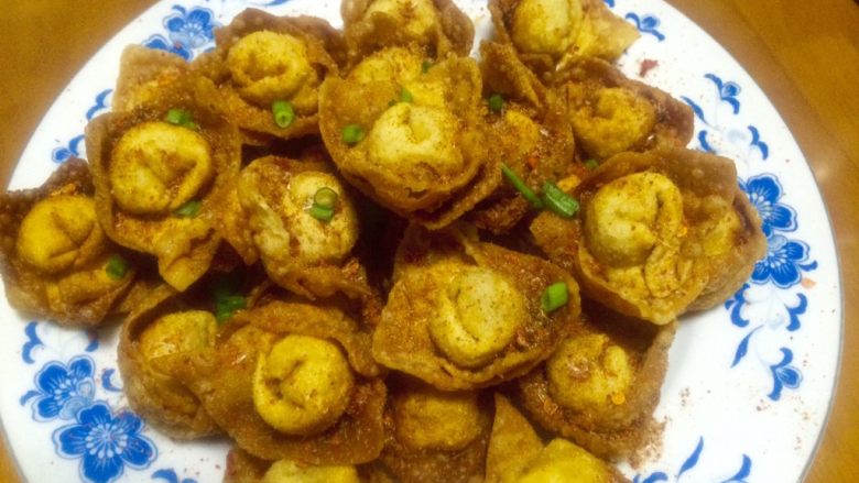南瓜粥and炸馄饨,把混合均匀的调料洒在炸好的馄饨上,撒点葱花叶 ,完美~
