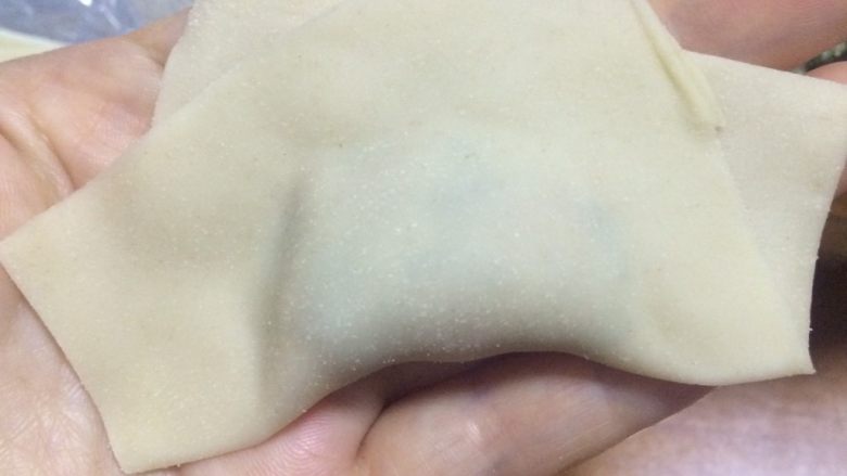南瓜粥and炸馄饨,馄饨皮斜角对折,边上压紧。一定要压紧,不然漏了炸的时候会蹦油!