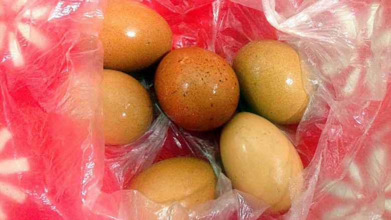 赛蜘蛛蛋黄螃蟹,准备生的咸鸡蛋或咸鸭蛋,