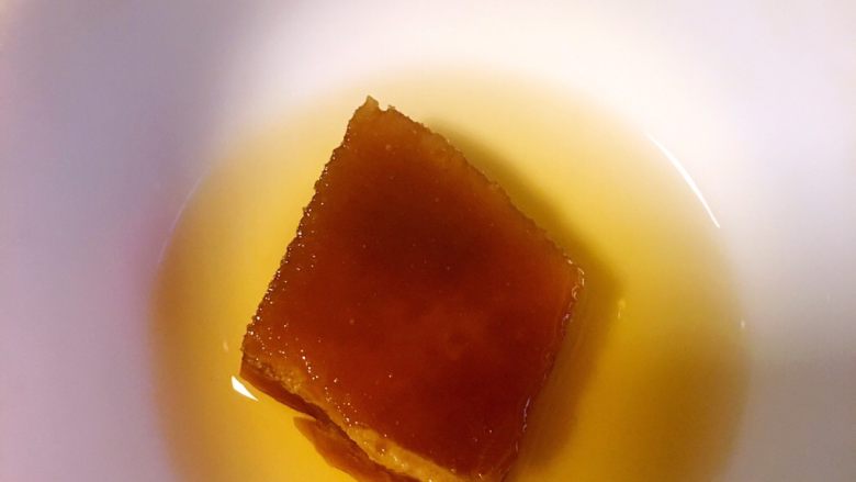 滋补养颜桃胶银耳汤,一小块<a style='color:red;display:inline-block;' href='/shicai/ 882'>红糖</a>,融化。也可以用冰糖,看个人喜好。