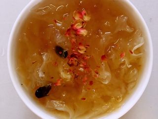 滋补养颜桃胶银耳汤