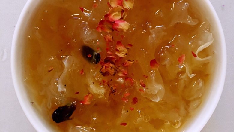 滋补养颜桃胶银耳汤,装碗,再加点玫瑰花瓣。
也可以加桂花干,蜂蜜。