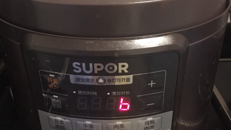 滋补养颜桃胶银耳汤,第二天早上,加入泡好的银耳,桃胶,皂角米,放入锅中,加适量水。我家里用的是电高压锅,只需40分钟。
也可以用紫砂锅,根据自己家里的情况而定。
