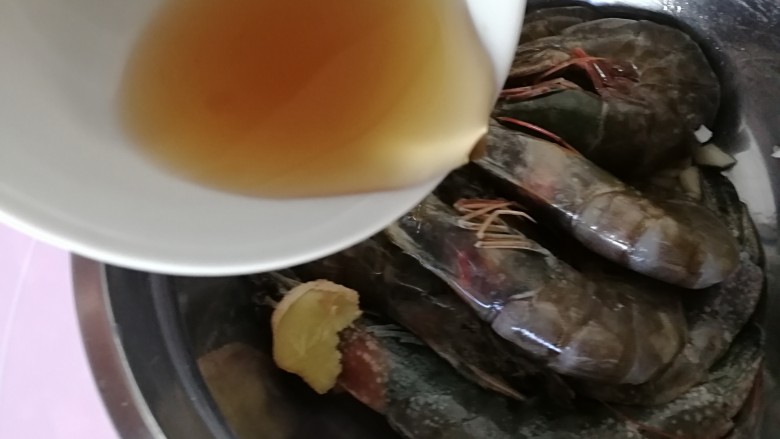 美味红烧虾,倒入准备好的料酒,<a style='color:red;display:inline-block;' href='/shicai/ 37'>姜</a>,蒜末。