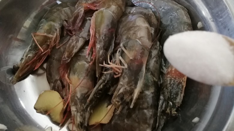 美味红烧虾,再倒入一勺盐,腌制十五分钟。