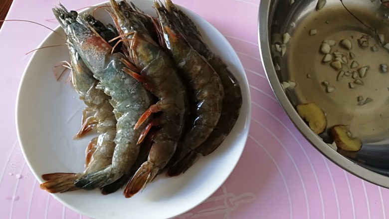 美味红烧虾,将腌好的大虾从盆清理掉蒜姜拿出,装盘备用。