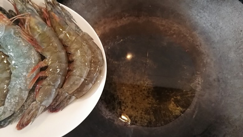 美味红烧虾,将锅内放油,开始煎炒大虾。