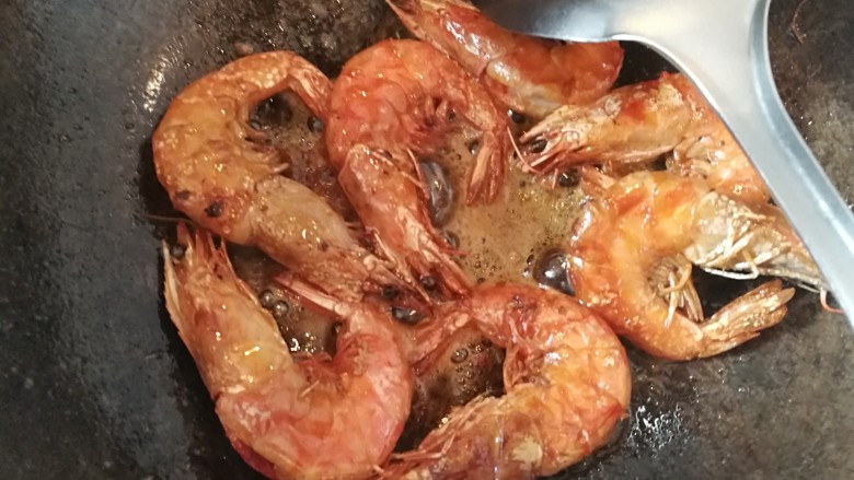 美味红烧虾,一定要小火煎,煎好一面后,翻另一面儿煎。