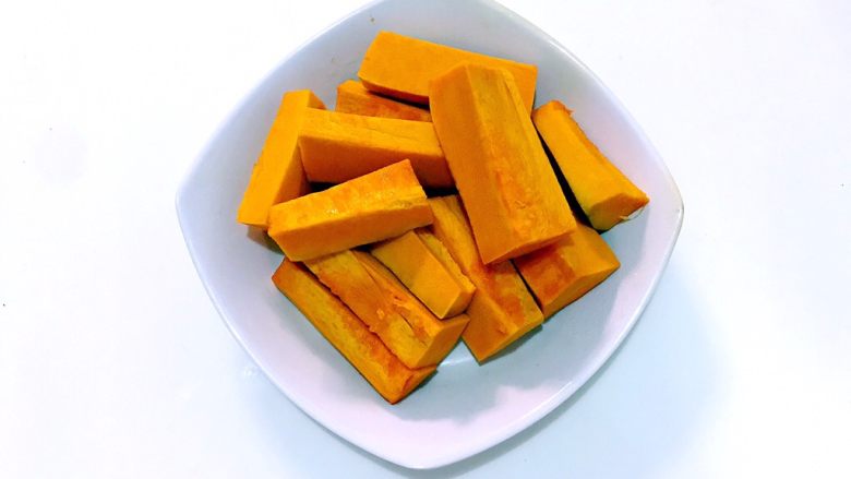 健康美味南瓜饼,<a style='color:red;display:inline-block;' href='/shicai/ 53'>南瓜</a>去籽皮,切小块。