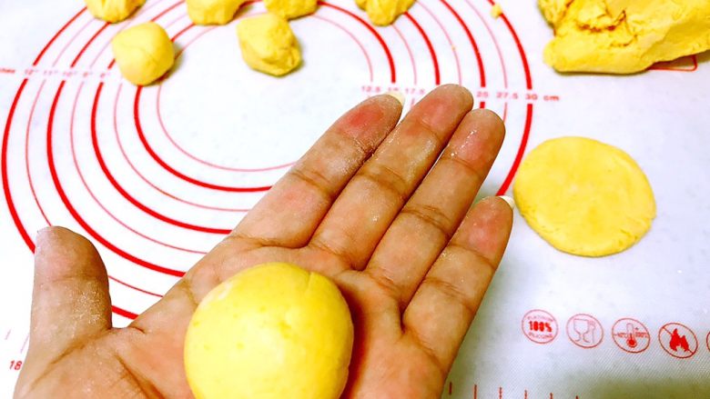 健康美味南瓜饼,分成30克小面团,揉成圆。