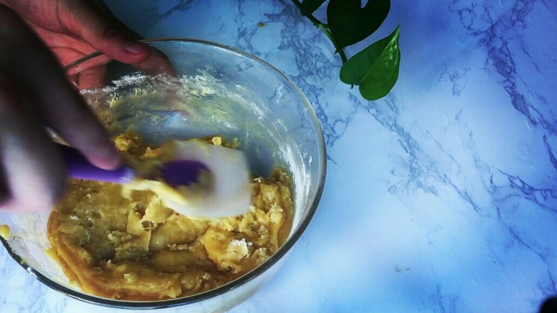 #午餐#中秋甜品蛋黄莲蓉月饼,搅拌至无干粉,多搅拌至全部混合,表面光滑!