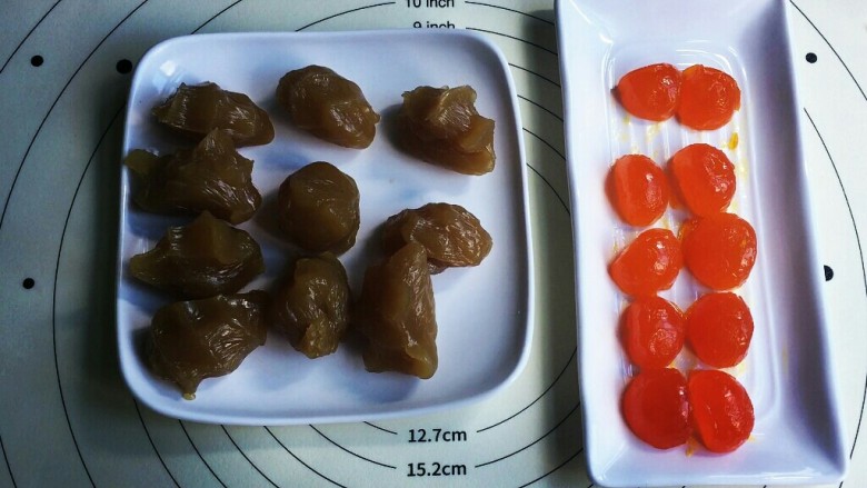 #午餐#中秋甜品蛋黄莲蓉月饼,现在处理里面的馅料,蛋黄一切为二,莲蓉蛋黄加起来35克即可!<a style='color:red;display:inline-block;' href='/shicai/ 9596'>咸蛋黄</a>用白酒去腥!