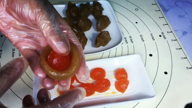 #午餐#中秋甜品蛋黄莲蓉月饼,把咸蛋黄包进莲蓉里面!依次包好备用!