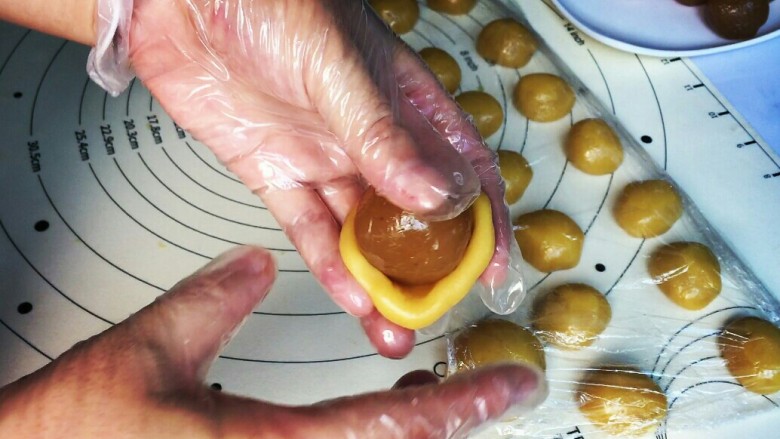 #午餐#中秋甜品蛋黄莲蓉月饼,包进莲蓉蛋黄馅料用虎口收口,慢推!