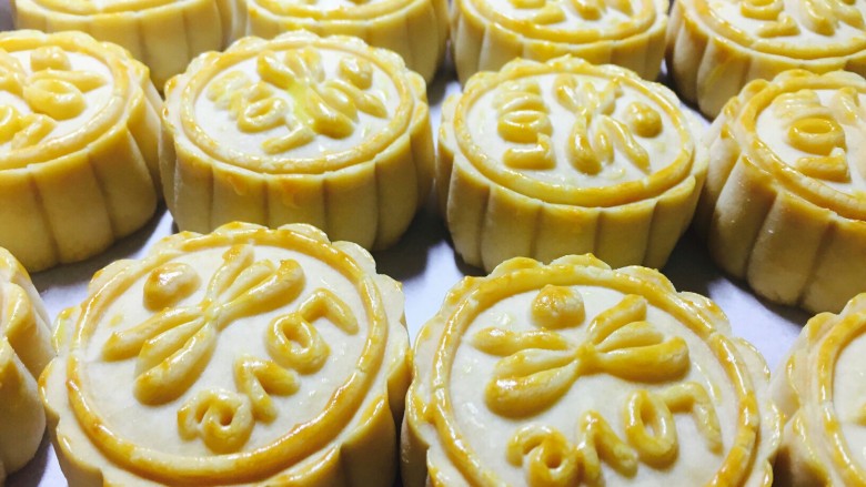 #午餐#中秋甜品蛋黄莲蓉月饼,8分钟后拿出来,刷上蛋黄水!在继续195度烤15分钟!