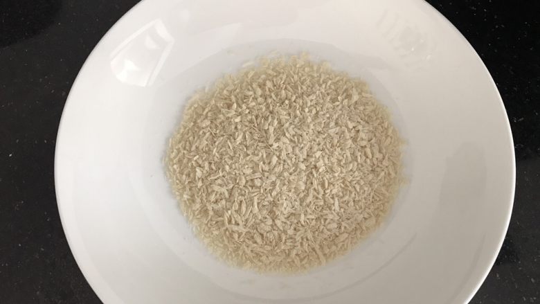 豆渣饼,准备半碗糠,也可用芝麻