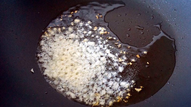 潮汕肠粉,制作蒜头油:锅里倒入适量油烧热后放入蒜末小火爆香