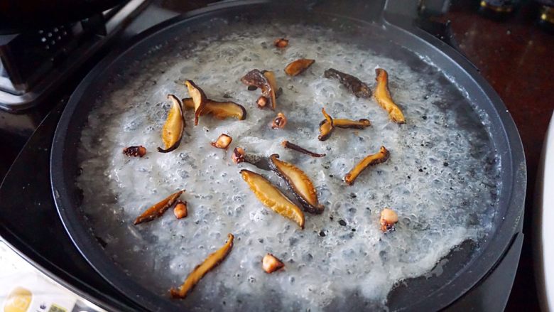 潮汕肠粉,然后放入煎香的香菇和章鱼足,盖上锅盖小焖一会
