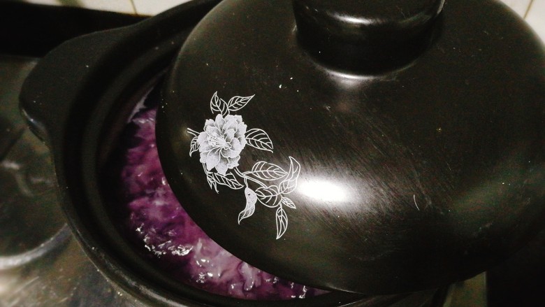 早餐+养生紫薯银耳羹,盖上一半盖子,防止溢出