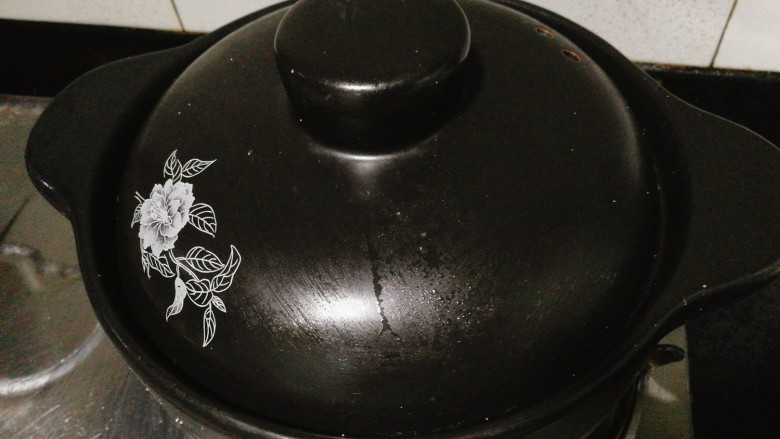 早餐+养生紫薯银耳羹,盖上锅盖,大火