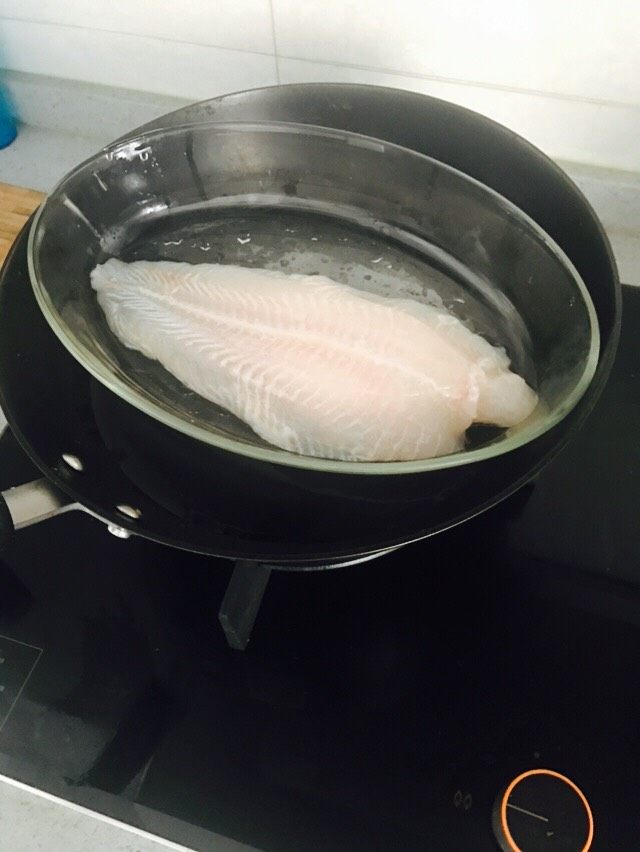 清蒸龙利鱼,上锅蒸5分钟左右↔让鱼出出水,然后倒掉