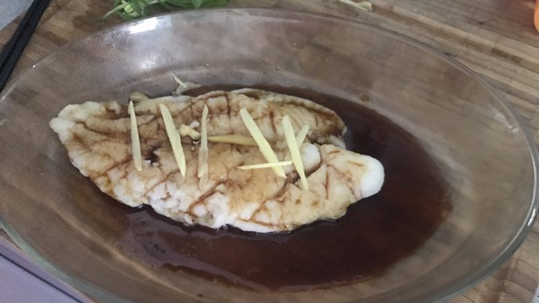 清蒸龙利鱼,蒸熟以后里可以整个鱼面都浇入在上面,然后放入姜丝