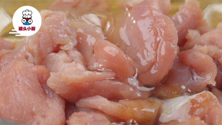 零难度香辣水煮肉！,<a style='color:red;display:inline-block;' href='/shicai/ 36861'>猪里脊肉</a>300g洗净切薄片，加入<a style='color:red;display:inline-block;' href='/shicai/ 718'>料酒</a>5ml、<a style='color:red;display:inline-block;' href='/shicai/ 788'>生抽</a>5ml、<a style='color:red;display:inline-block;' href='/shicai/ 17'>蛋清</a>1个、淀粉10g、盐5g，抓匀到看不见汁水