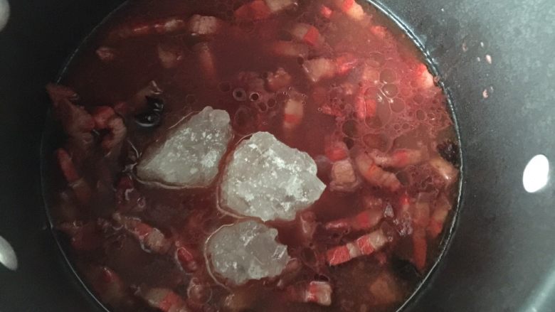酱汁肉拌面,然后加入冰糖继续煮