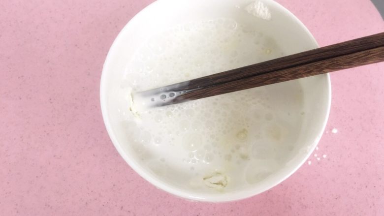 Q弹好吃的牛奶豆腐,搅拌均匀,备用