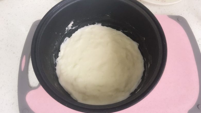 Q弹好吃的牛奶豆腐,把表面弄平整,放入冰箱冷藏一个小时