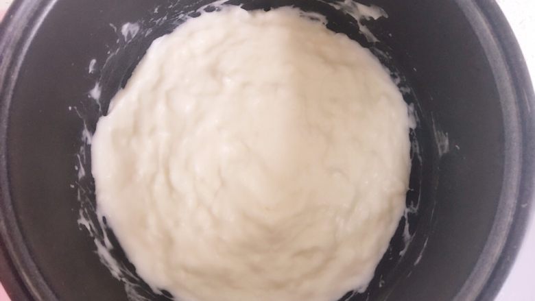 Q弹好吃的牛奶豆腐,放入方形容器,或直接在锅里