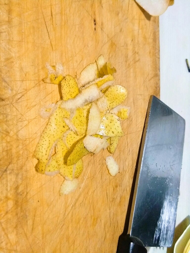 爱上银耳的小吊梨汤,雪花梨盐水洗净。削皮,去核,都先别扔。